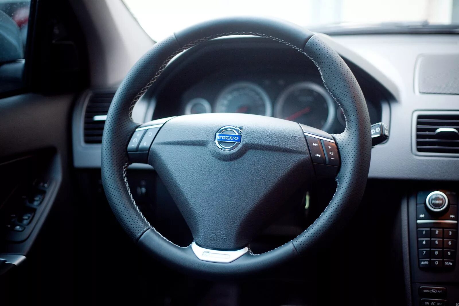 Руль xc90 2004. За рулем volvo s80. Вольво s60 2006г руль. Вольво тяжелый руль. Руль volvo xc90.