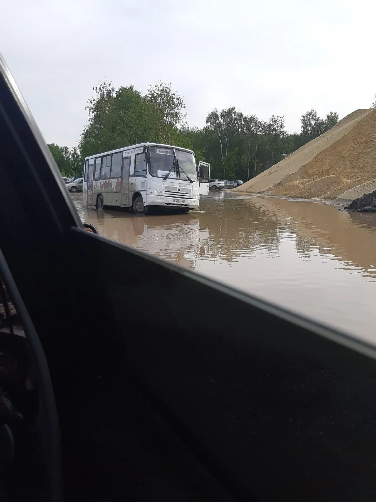 Автобус утонул. Утонул микроавтобуса. Затонувший автобус. Автобус утонул автобус утонул.