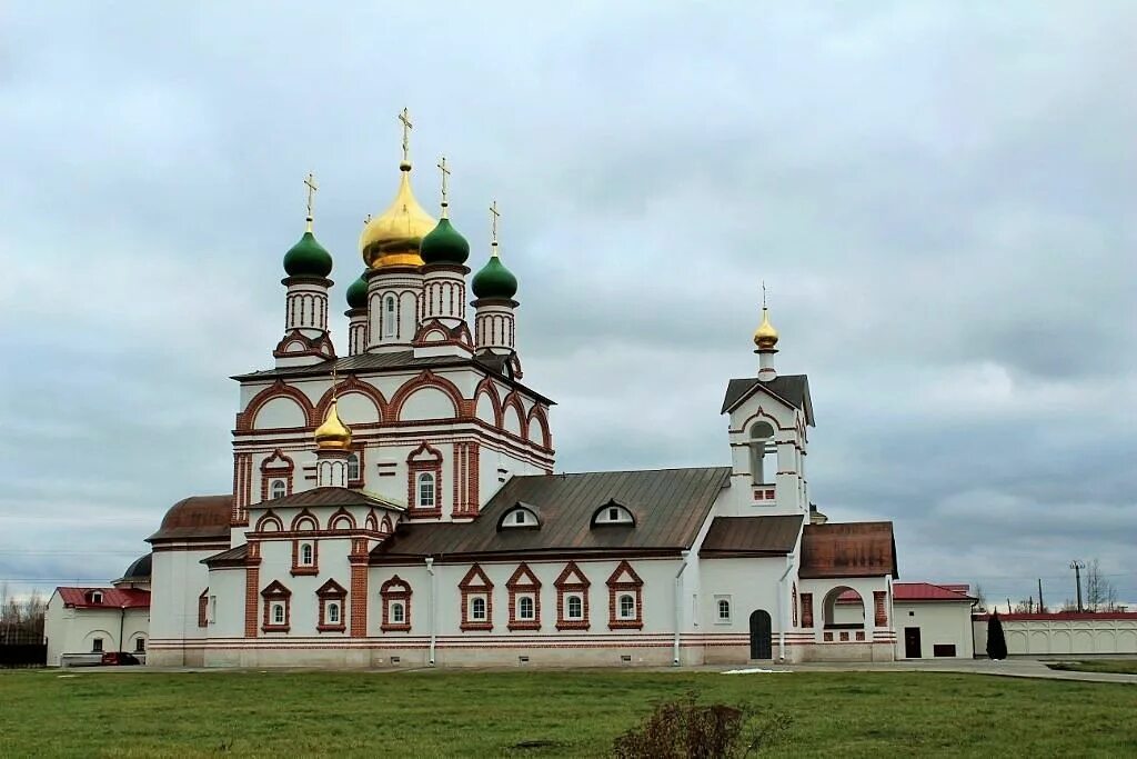 Свято радонежский монастырь. Варницкий монастырь Сергия Радонежского. Свято-Троицкий Сергиев Варницкий монастырь. Троице-Сергиев Варницкий монастырь часовня прп. Сергия Радонежского. Троице-Сергиев Варницкий монастырь основан.