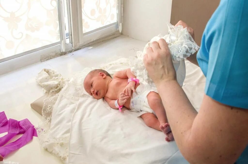 Выписка из роддома одеть малыша. Выписка малыша из роддома. выписка из роддома летом. фотосессия в роддоме. новорожденный ребенок выписка.