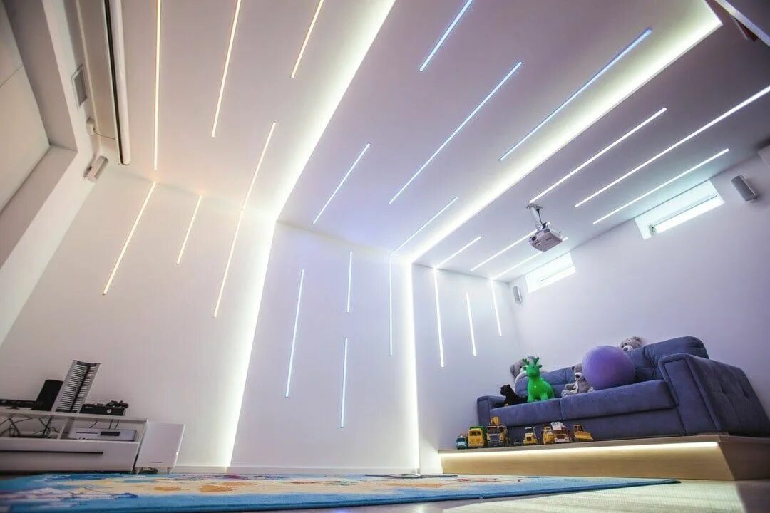 Свет от световых линий. Потолок с подсветкой. Светодиодная подсветка потолка. Светодиодные линии на потолке. Светодиодная подсветка в комнате.