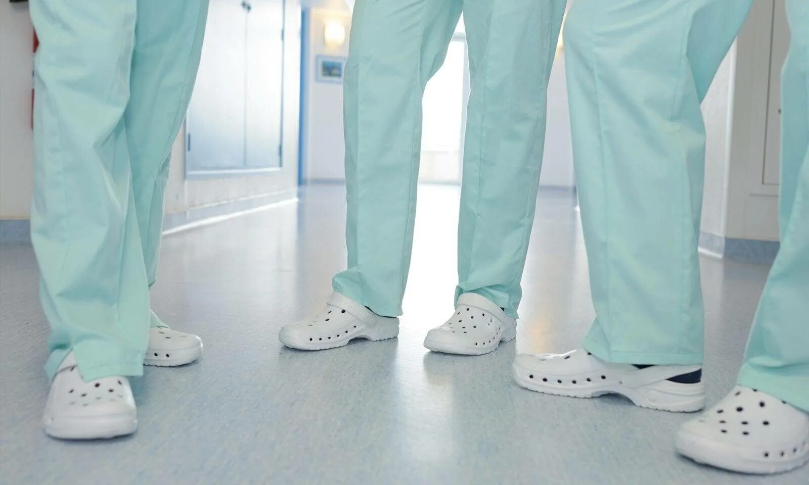 Стопы какой врач. Обувь для медицинского персонала. Обувь доктор. Обувь для больницы для медработников. Обувь для хирургов.