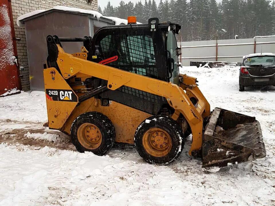 Мини погрузчик б у россия. Мини-погрузчика Caterpillar 242d. Погрузчик Caterpillar 242d. Caterpillar t256c мини погрузчик. Машина коммунально-строительная Caterpillar 242 d.