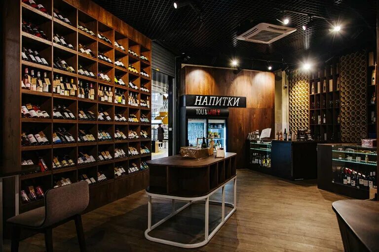 винодельни россии. алкомаркет. винотека wine бутик. вавилова 64/1с1 simple wine. витрина винного бутика.