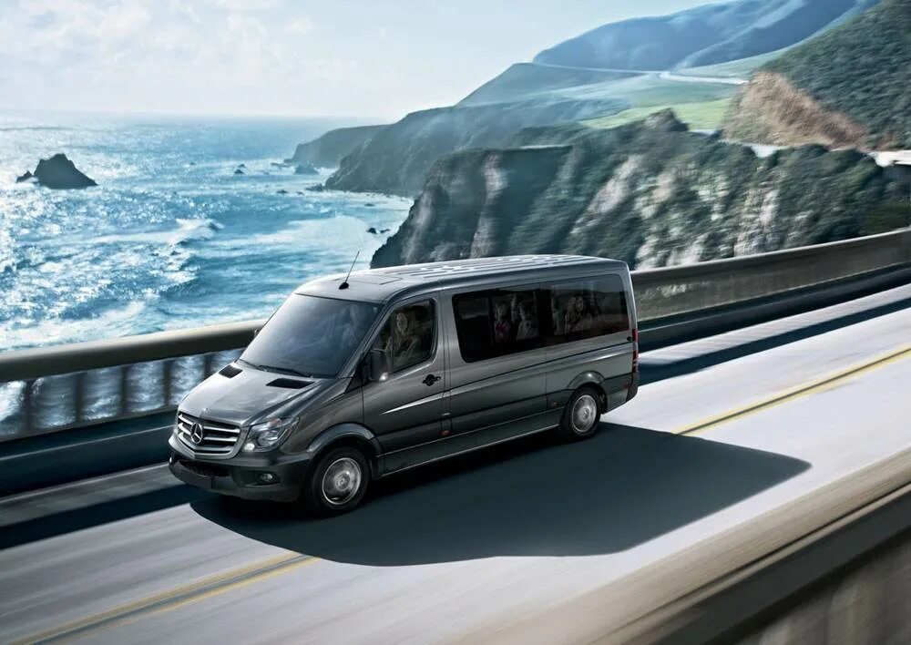Микроавтобус на трассе. Mercedes benz sprinter 2025. mercedes benz sprinter 2025 микроавтобус. мерседес спринтер 2025 пассажирский. mercedes sprinter 2025.