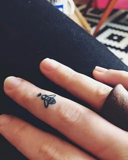 Маленькие тату на пальцах