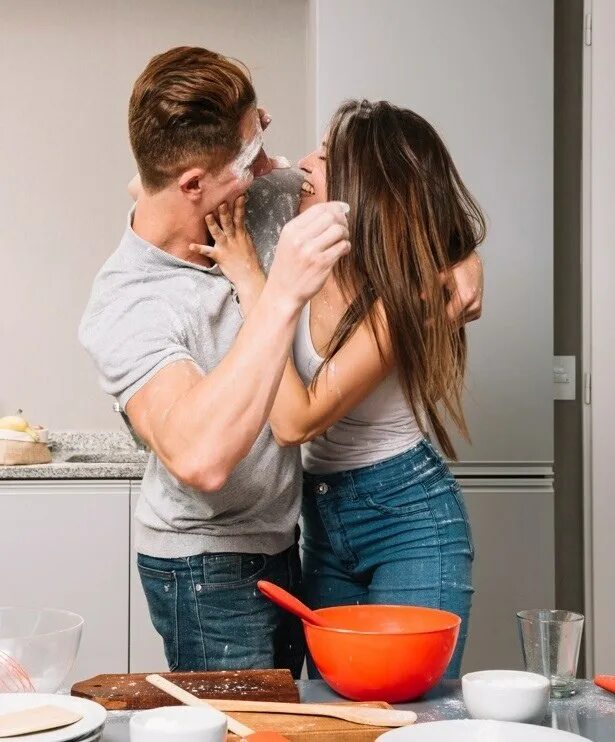 Дает мужу на кухне. Фотосессия на кухне. Пара на кухне. Фотосессия влюбленных на кухне. Фотосессия пары на кухне.