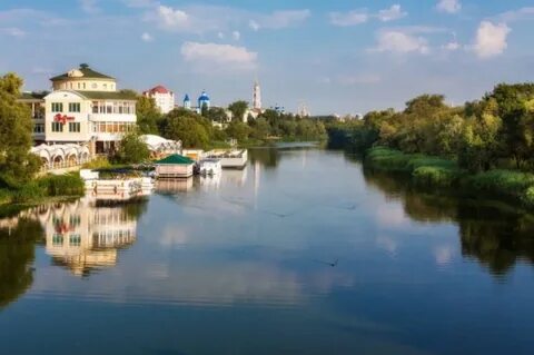 В городе есть река