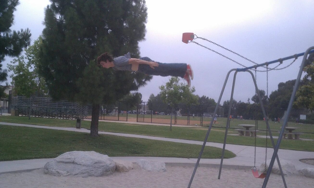 За секунду до приколы. Андрей ретровский. Человек толкает. Керри скарбакка. Максимальная скорость свободного падения человека.