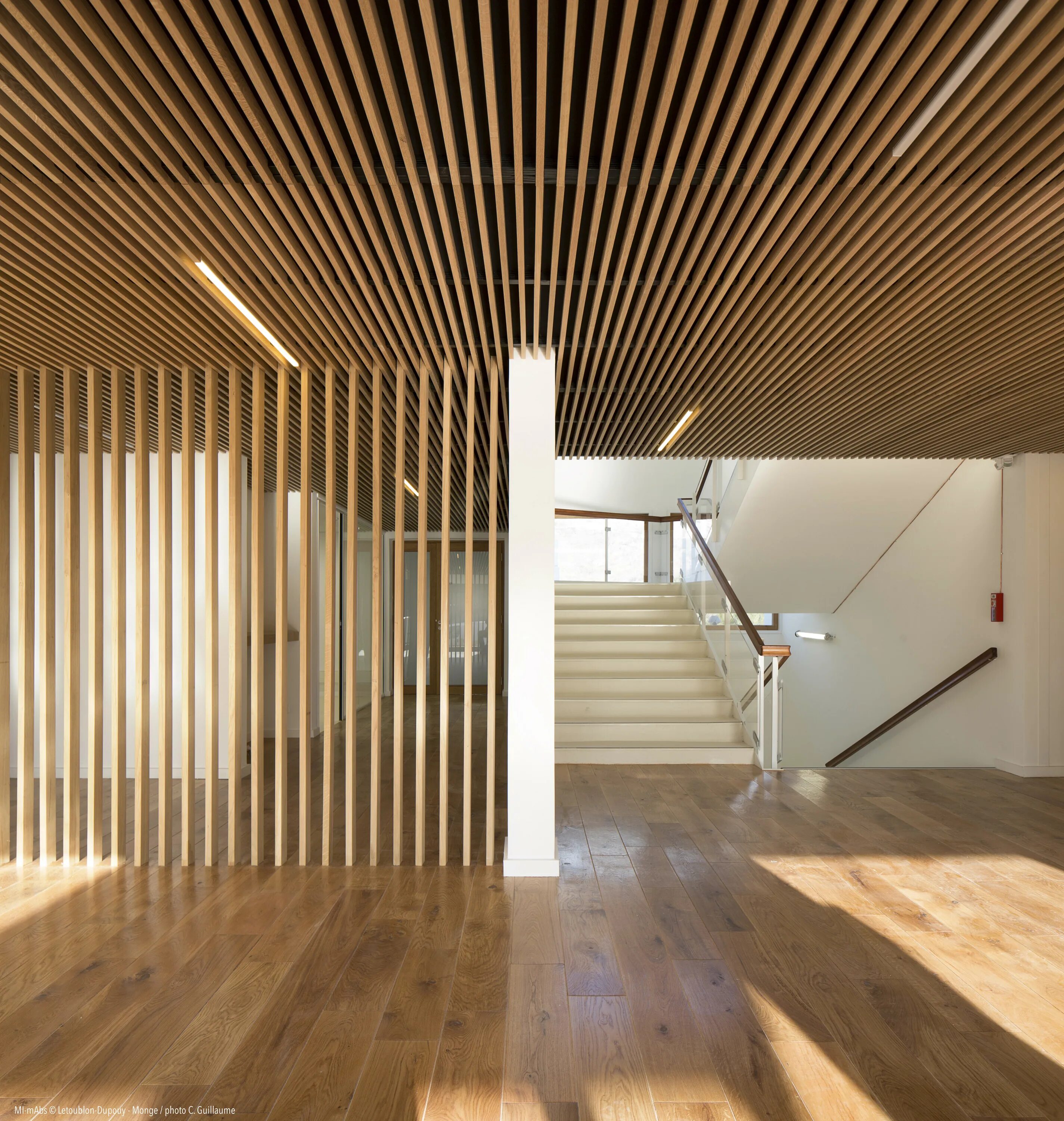 потолок из деревянных реек. хантер даглас потолок. деревянный решетчатый потолок. потолок с рейками из дерева. потолок из деревянных реек.