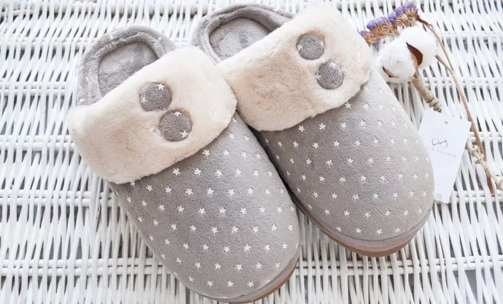 Примета дарить мужчине тапочки. Примета дарить мужчине тапочки. Домашние тапочки в подарок. Можно дарить тапки. Домашние тапки милые.