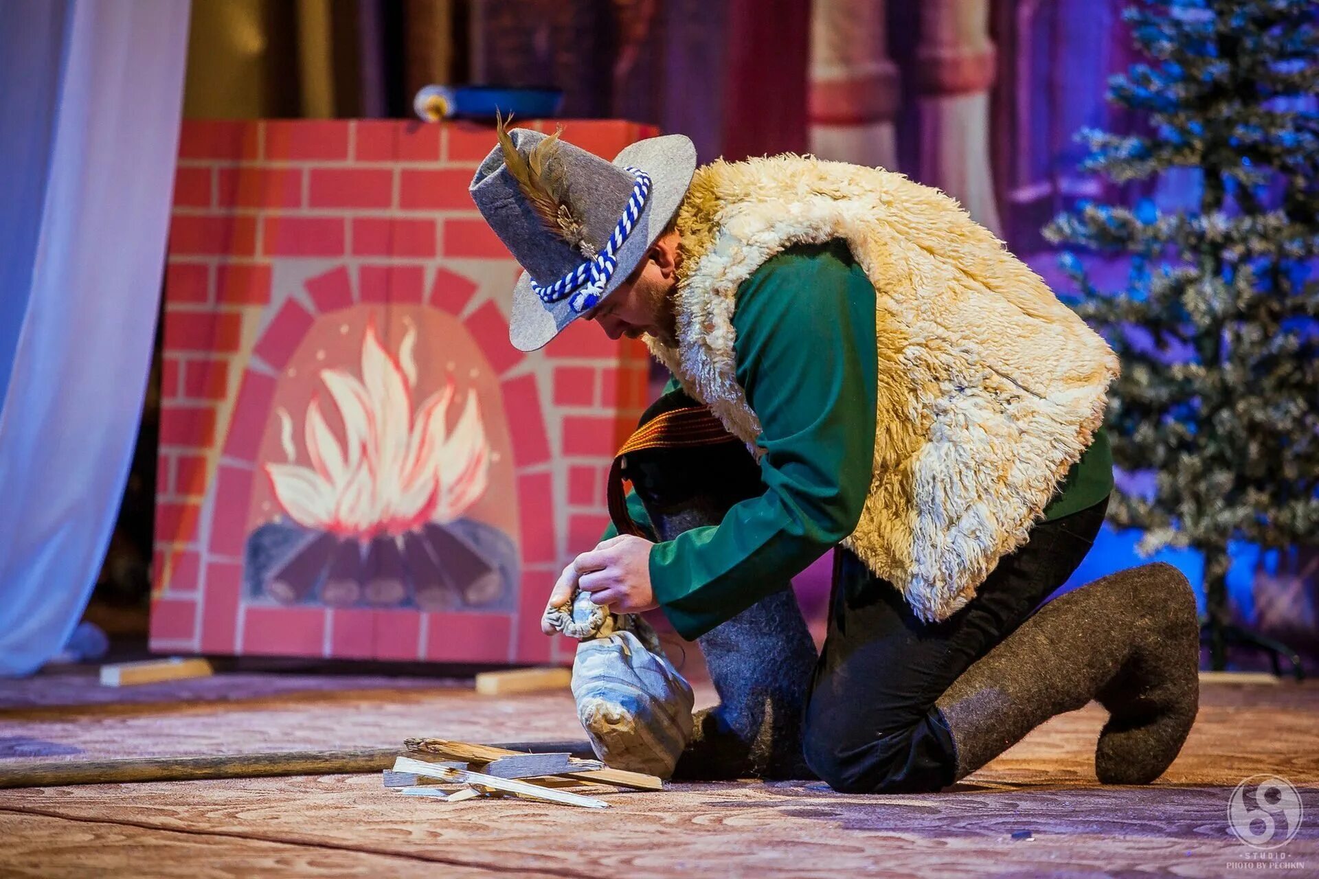 спектакль дюймовочка. спектакли для детей в санкт петербурге январь. спб детский театр зазеркалье. декорации к спектаклю. 12 месяцев театр.