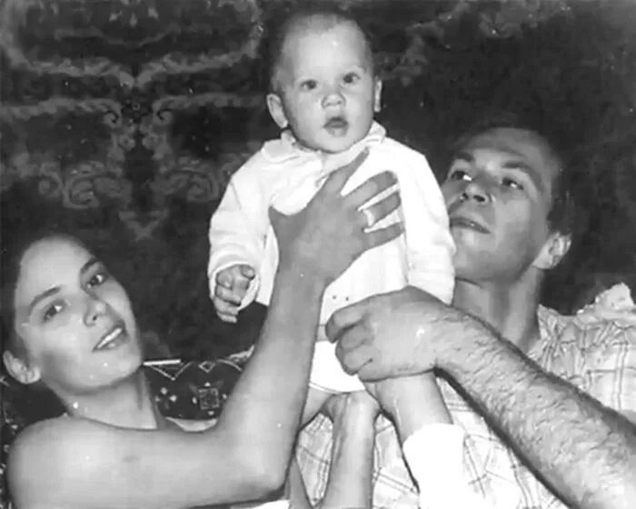 Алексей гуськов сын владимир. Татьяна гуськова жена алексея гуськова. Алексей гуськов семья. Владимир алексеевич гуськов жена. Владимир гуськов семья.