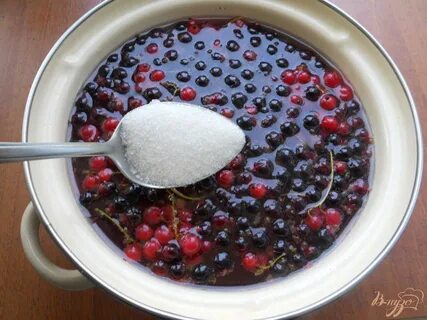 Компот из смородины в кастрюле