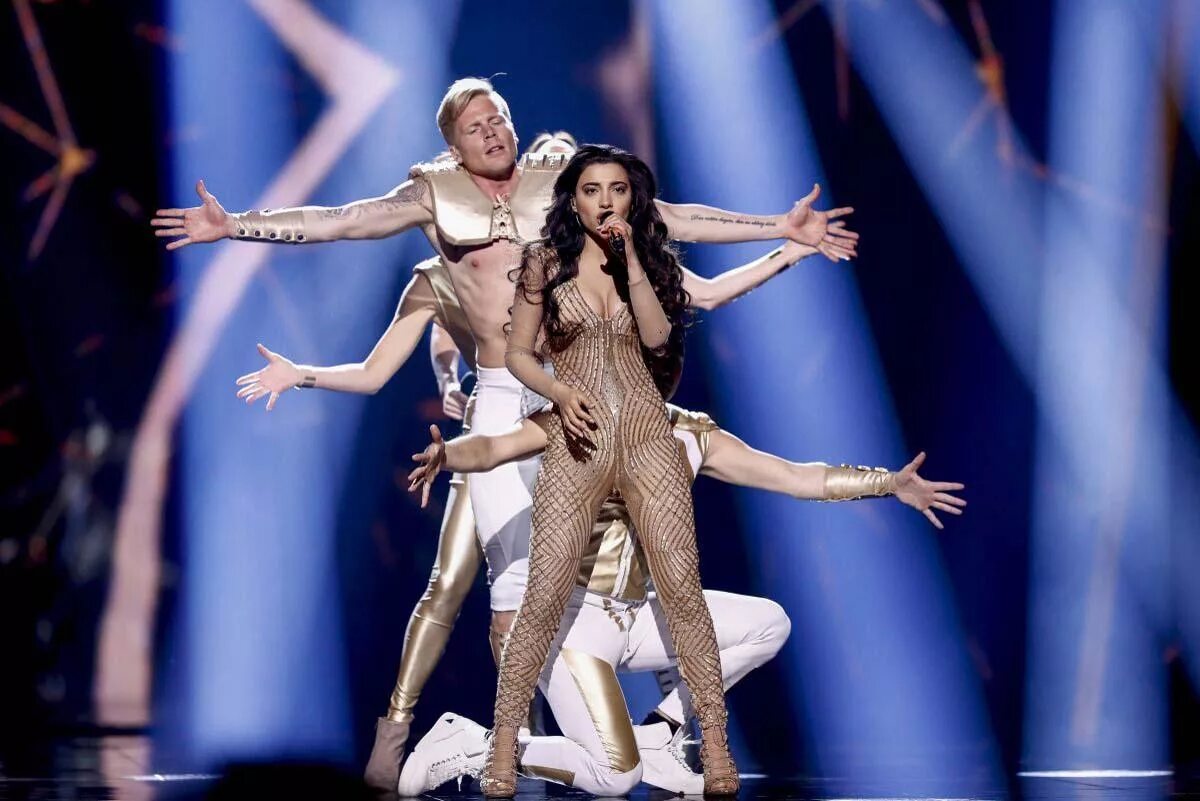Выступление немо на евровидение. Samra eurovision. самые красивые костюмы евровидение. девушки евровидения. евровидение 2016 финал.