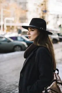 Пальто и шляпа