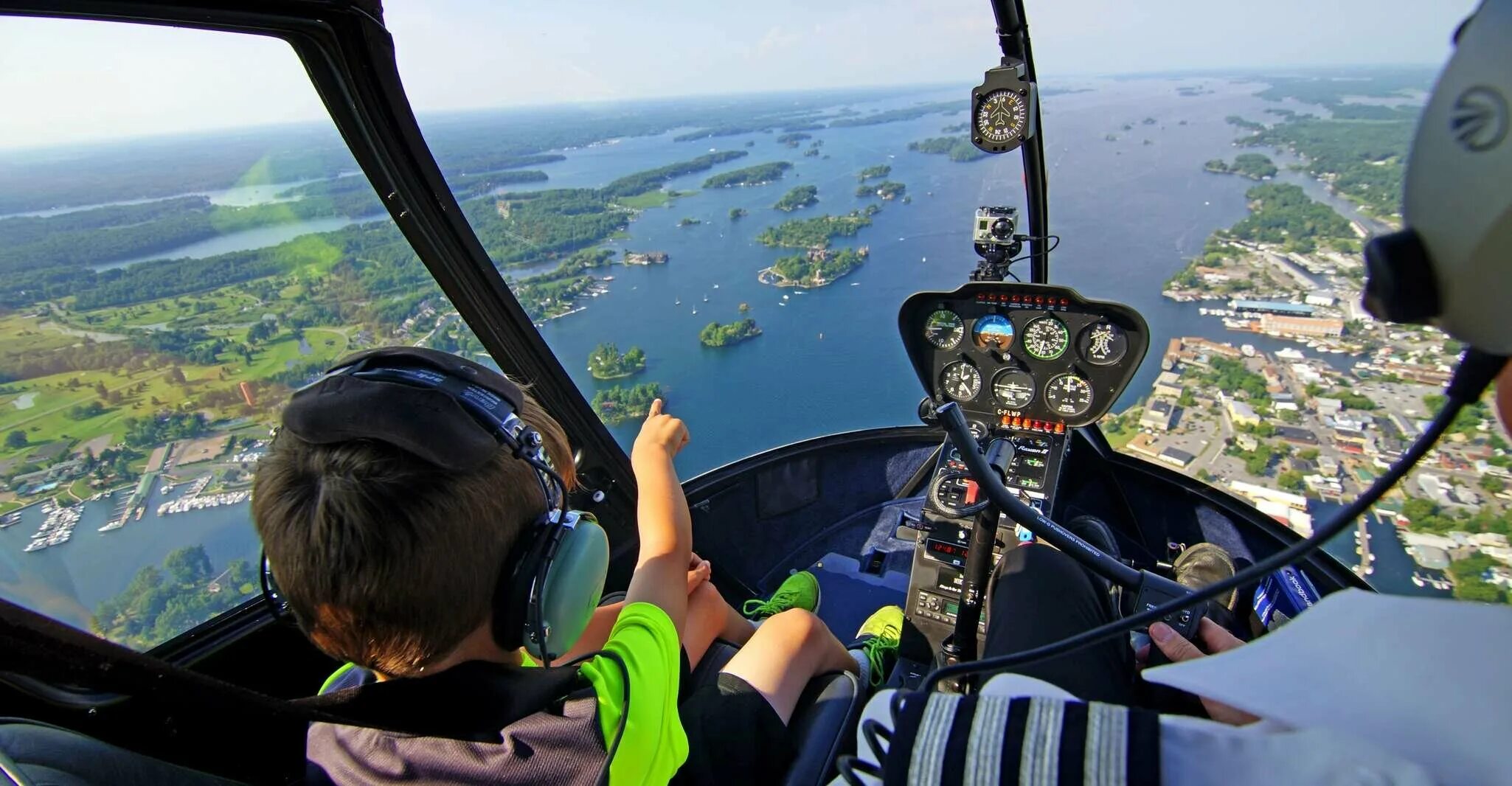 Вертолет robinson r44 вид из кабины. Научиться летать на вертолете. Вид из кабины вертолета. Экскурсия на вертолете. Полет на вертолете.