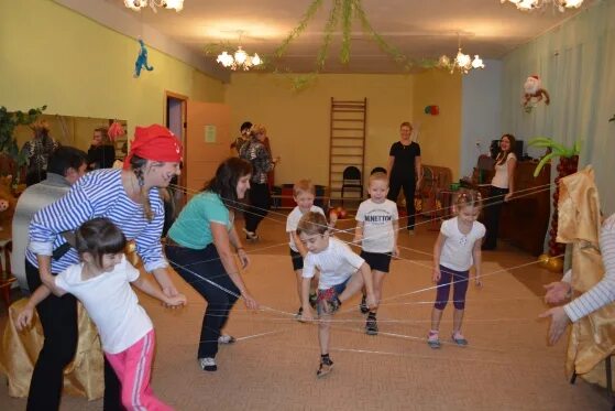 Спортивное развлечение в детском саду. Спортивный досуг с родителями в ДОУ. Спортивные развлечения для детей. Спортивный праздник в детском саду.