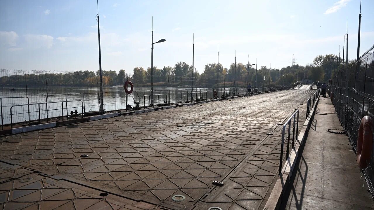 Мост на зеленый остров в ростове на дону. Понтонный мост на зеленый остров. В ростове собрали понтонный мост на зелёный остров. Понтонный мост ростов. Понтонный мост в ростове на дону на зеленый остров.