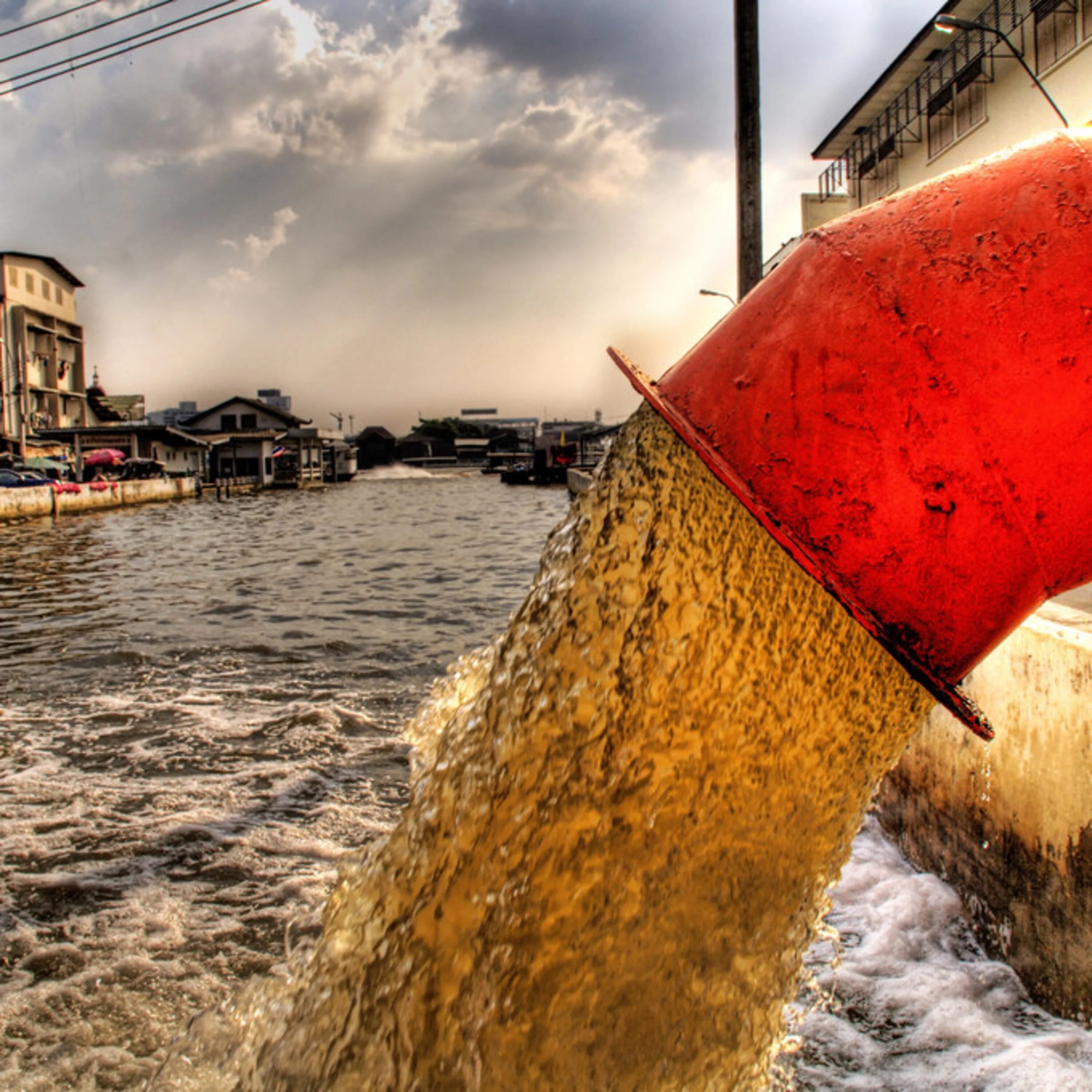 Производственные сточные воды. Сброс отходов предприятий. Химическое загрязнение воды. Химикаты в воде. Сточные воды.