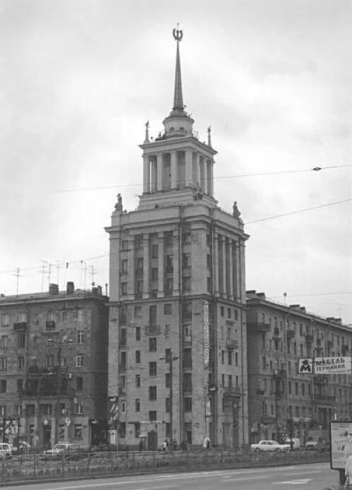 Московский проспект 190 дом со шпилем. Град московский улица московская. Здание со шпилем в спб парк победы. Ленинский проспект 168. Московская д 190.
