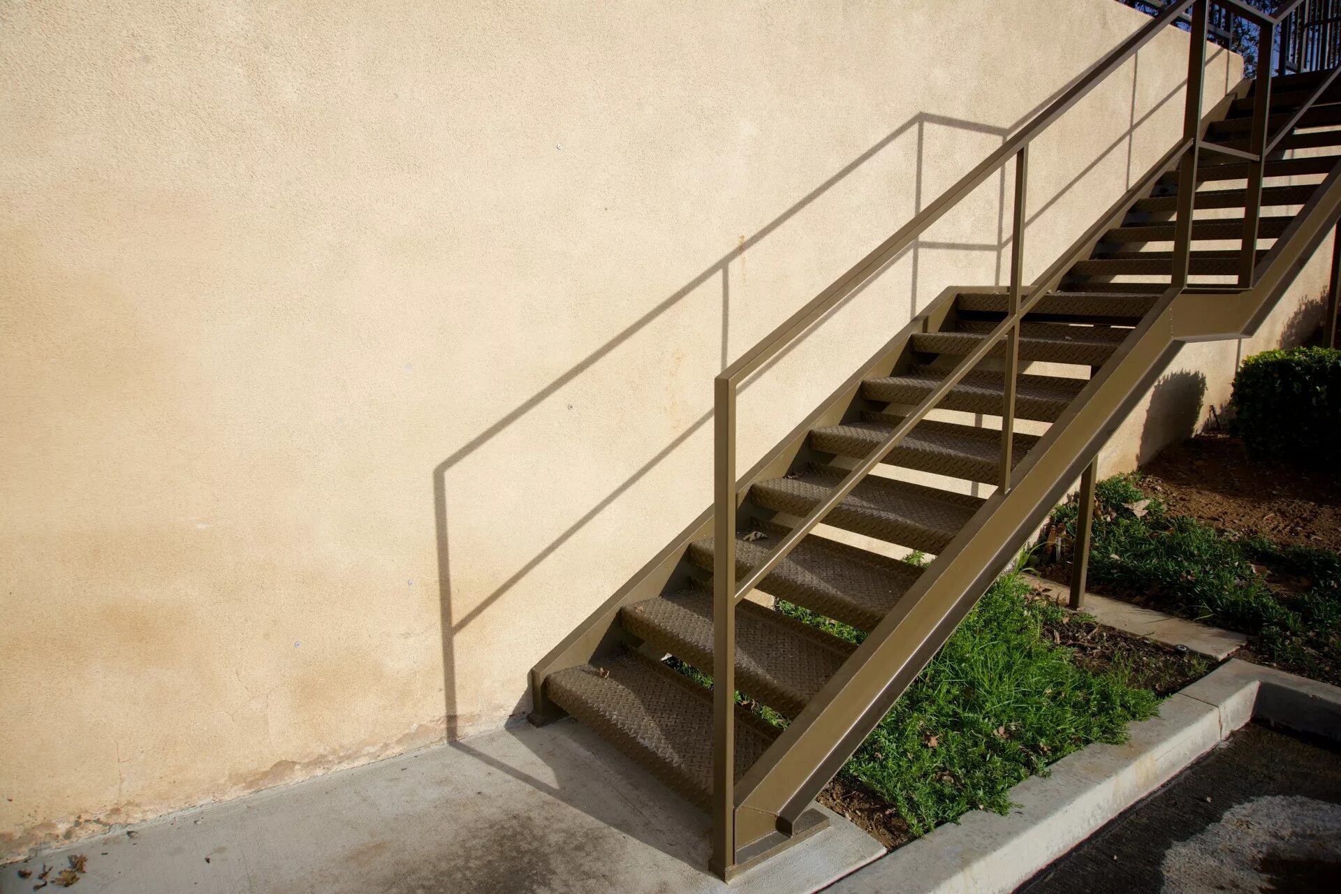 Сходи сейчас. Лестница лм-1 металлическая. Наружная металлическая лестница. Лестница металлическая уличная. Металлические ступеньки.