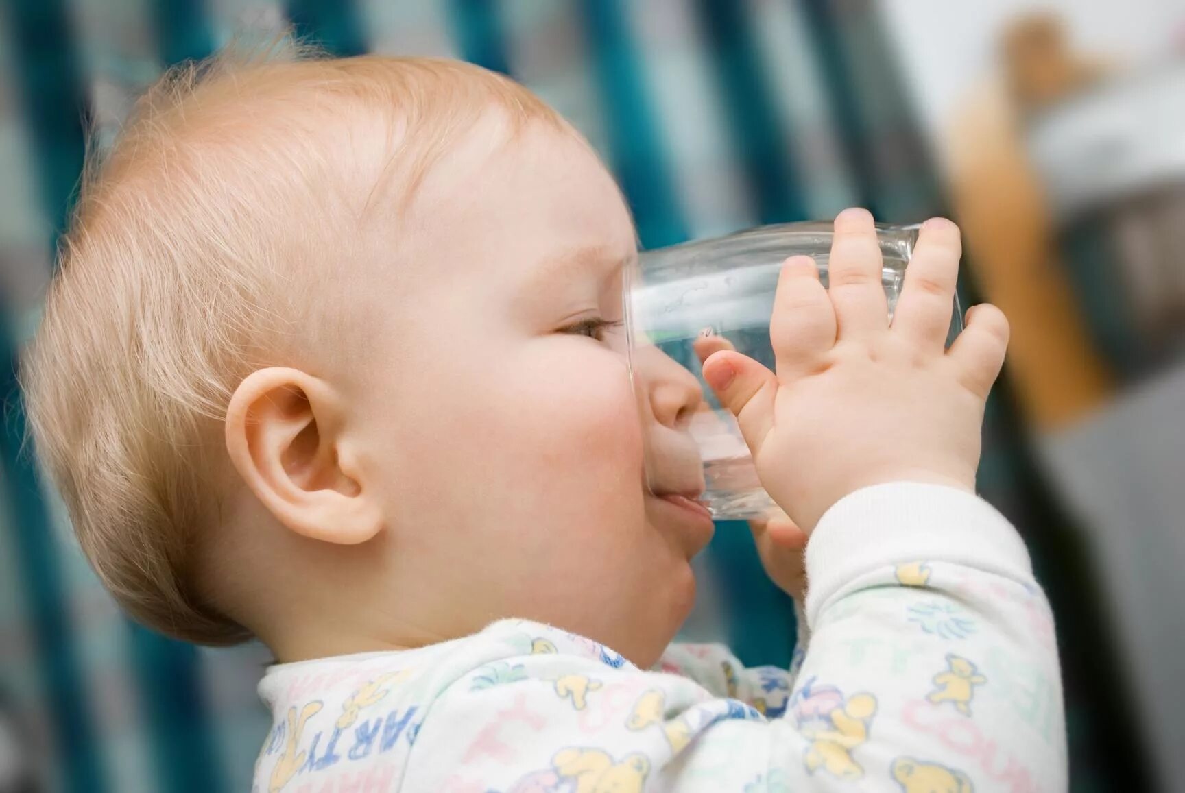 Младенцы пьют воду