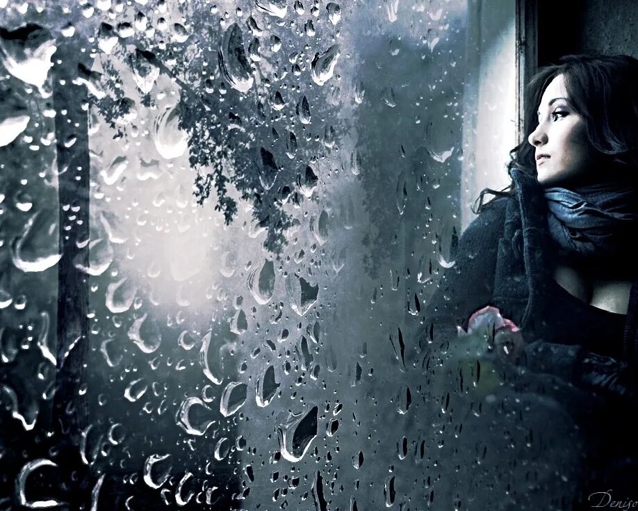 Плачет одинокая душа песня. Женщина у окна дождь. Дождь за окном. Девушка у дождливого окна. Девушка у окна дождь.