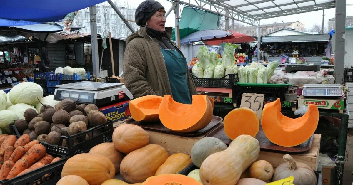 Купить базара в витебске. Киселевский рынок Смоленск. Пищевой рынок. Продавец на рынке. Рынок на Смоленской.