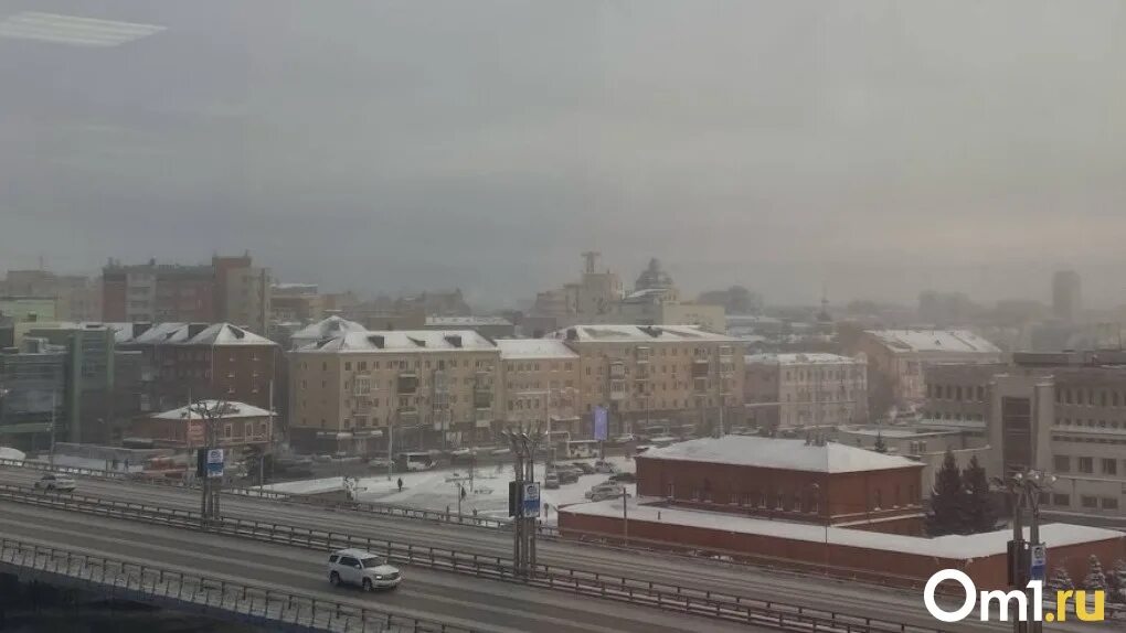 Мэр омска шелест. Он живет в омске. Женщина в омске живет в полуразрушенном доме. Омск население. Омск предприятия омска.
