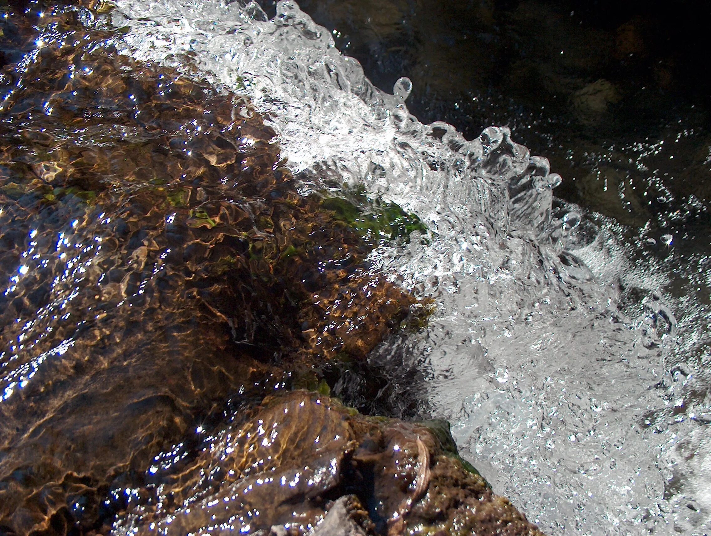 Вода продолжает течь. Вода ручей. Текущая вода. Вода течет. Текучие воды.