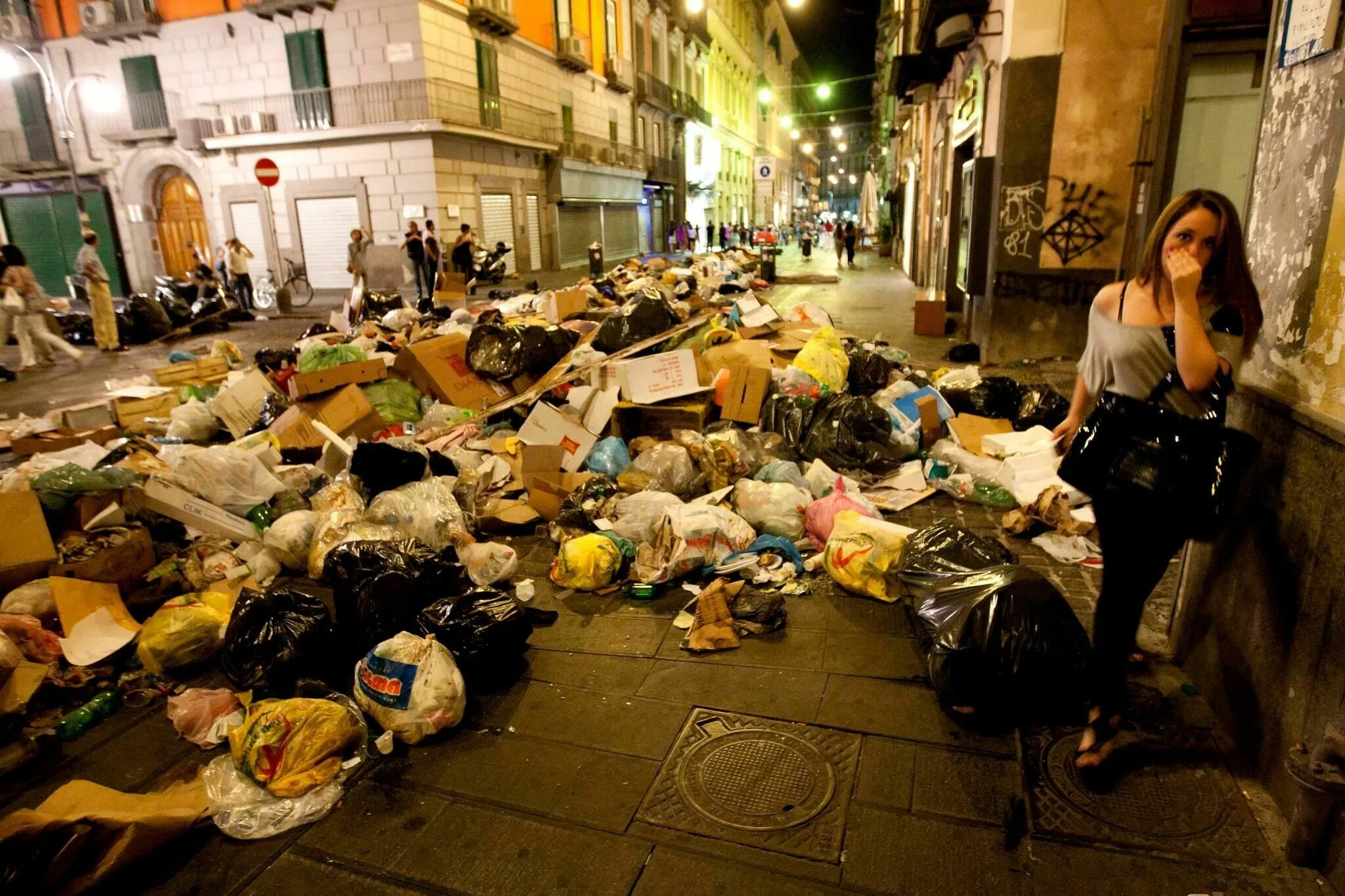 Арт объект из мусора. Италия неаполь грязь. Превратилась в кучу. Куча ненужных вещей. Кости ossos, 1997 фильм.