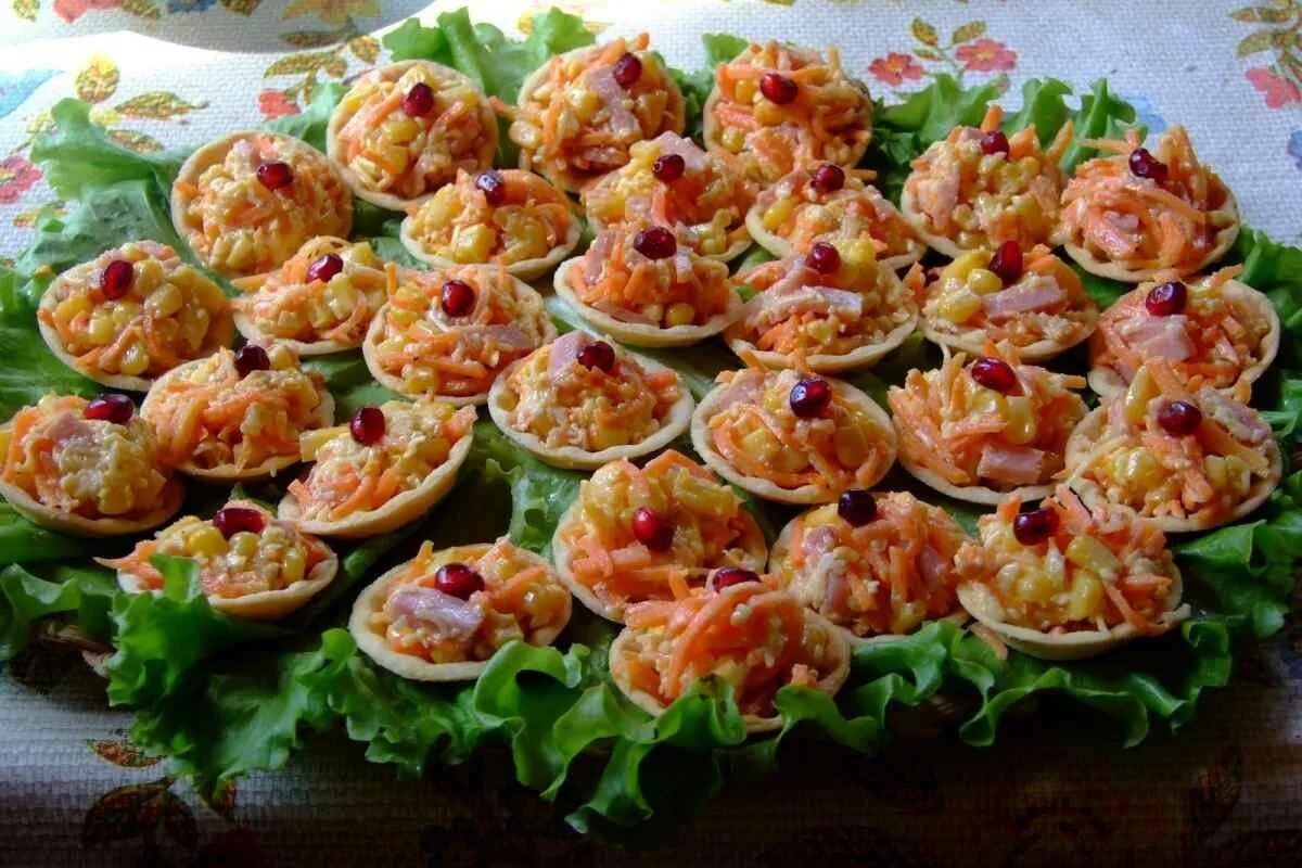 Украсить бутерброды. Закуски. Холодные закуски на праздничный стол. Праздничный стол на день рождения. Закуски на праздничный стол простые.