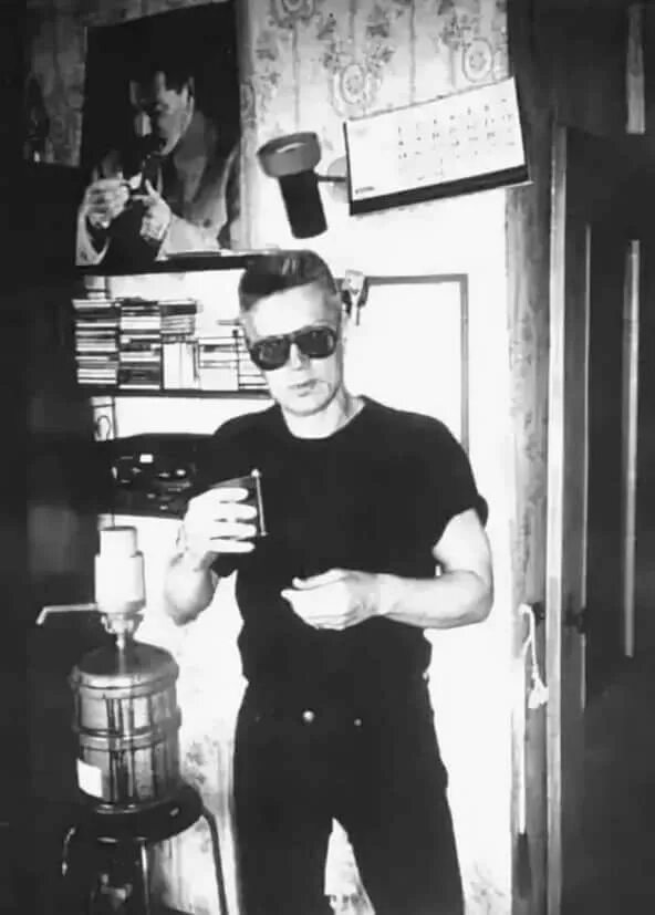 Лимонов 1995. Эдуард лимонов в молодости. Лимонов в молодости. Эдуард лимонов. Эдуард лимонов 2001.