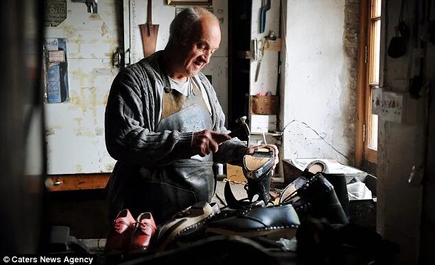 Ремесло обувь. Сапоги тачать сапожник а пироги. Шпандырь сапожный ремень. Сапожник шьет сапоги. Сапожник.