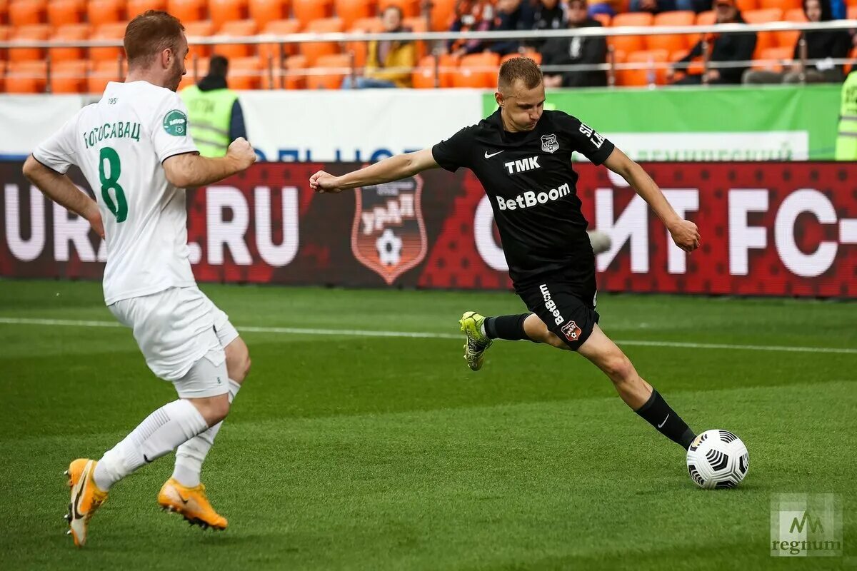 Урал ахмат кармаев. Арсен адамов урал. Матч урал ахмат. Ахмат урал счет. Футбольный матч.