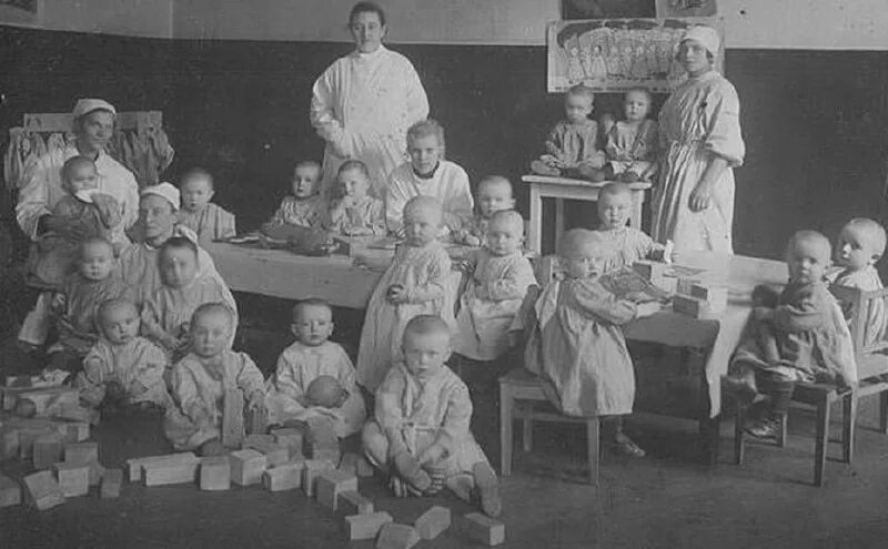 Первыми воспитателями были. Картина воспитатель. Первыми воспитателями были. Первыми воспитателями были. Детский сад в советское время.