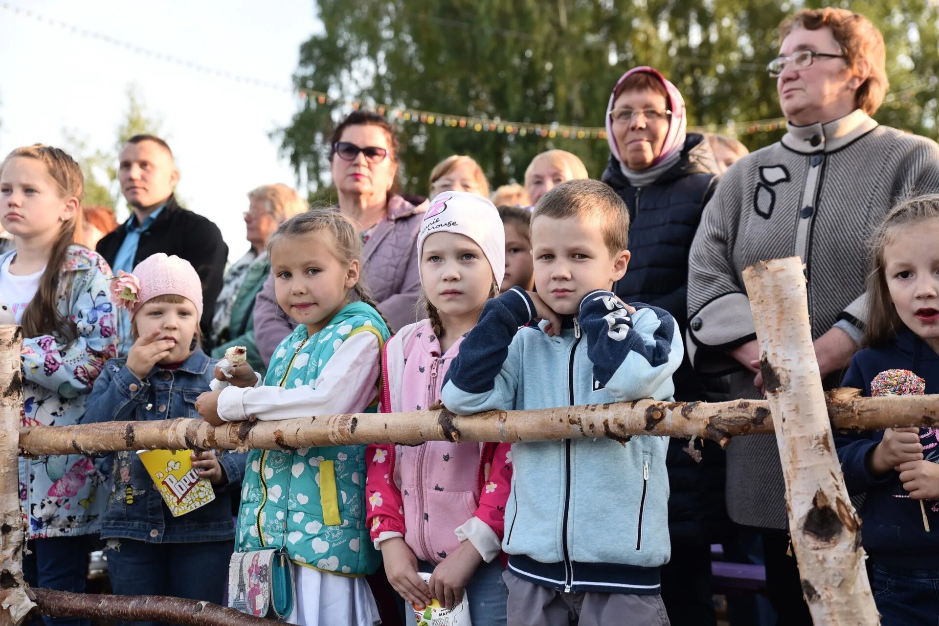 Гр 5 визинга. Визинга Республика Коми. Население село Визинга. Фестивали для детей в деревнях. Коми гулянье дети.