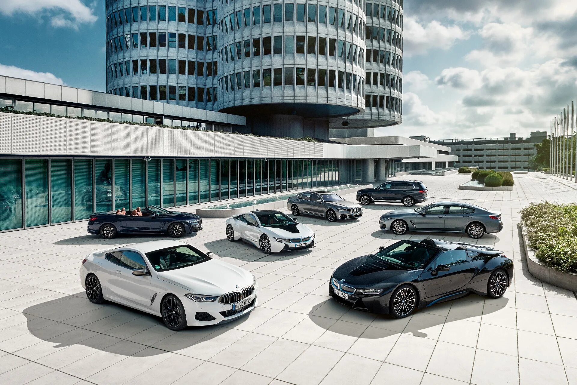 BMW Group. BMW Group 5. BMW Group 2020. Автосалон БМВ В Германии.