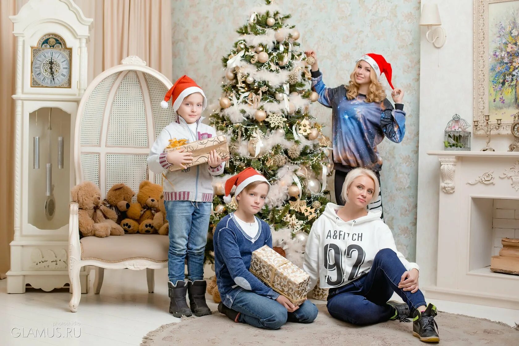 Зимняя фотосессия семейная в студии. Зимняя фотосессия в студии семейная. фотостудия новогодние семейные. семья фотостудия новый год. макияж для фотосессии в студии новогодний семейный.