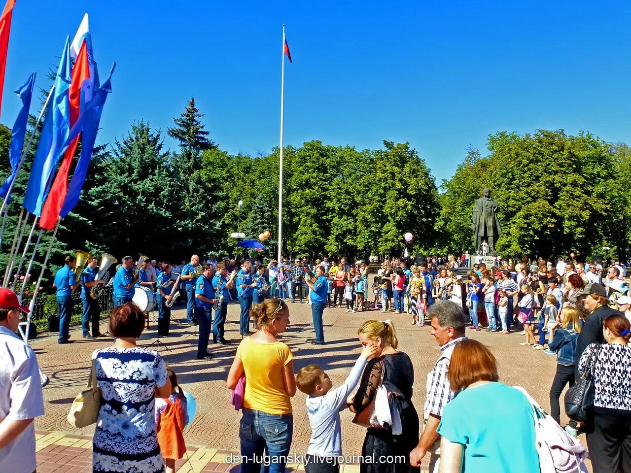 День города Луганск. С днем рождения Луганск. Луганск 2004 год. Луганск праздник улицы.