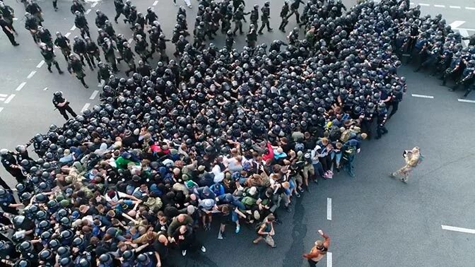 Вышел против толпы. Разделение толпы. человек против толпы. идти против толпы. один против толпы.