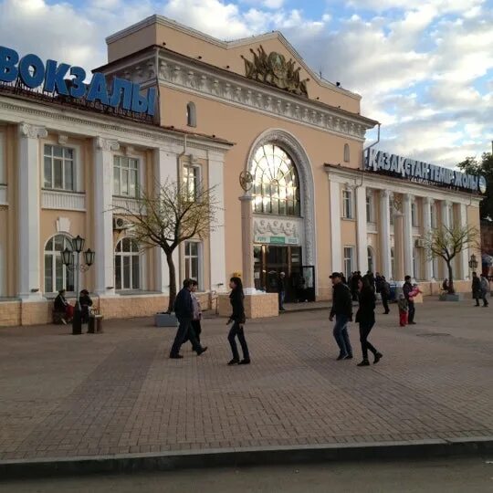 Жд вокзал караганда. Караганда жд вокзал. караганда вокзал жд 200е. вогзал или вокзал. жд вокзал караганда фото.