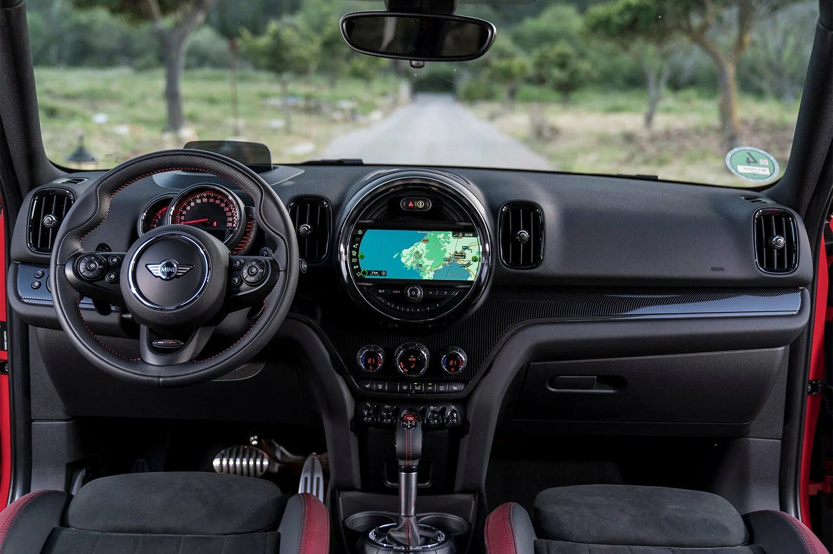 Mini комплектации. Мини купер countryman салон. mini cooper s countryman салон. мини купер 2017 салон. mini cooper jcw countryman салон.