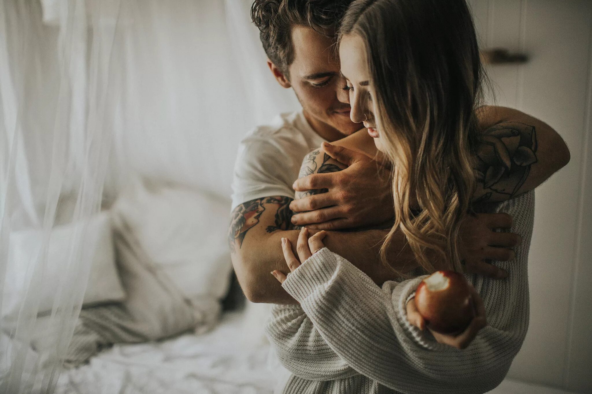 Заигрывающий взгляд женщины. Скромная женщина. Как часто девушки хотят. Сколько девушек по статистике занимаются. Девушка прижимается к парню.