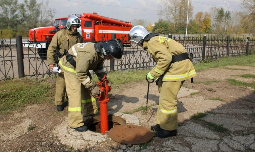 Без установки на водоисточник ац 40. Источники наружного пожарного водоснабжения. Пожарная машина на гидранте. Постановка на гидрант пожарного автомобиля. Наружные водопроводные сети с пожарными гидрантами.