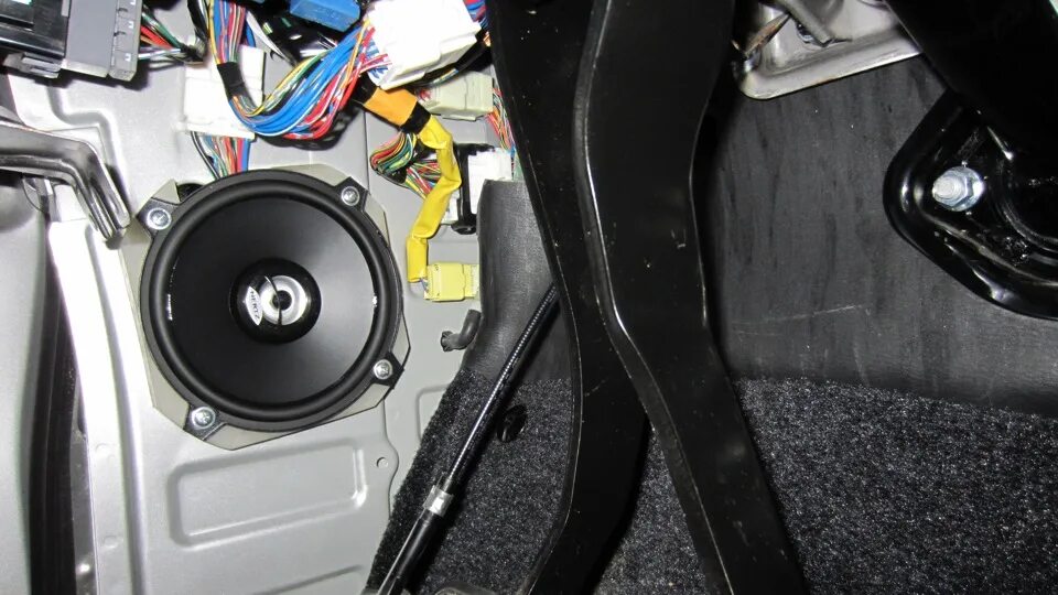 13 динамики в suzuki jimny. 5 задние динамики. Suzuki jimny автозвук. Сузуки джимни динамики. Динамики в заднюю дверь сузуки джимни.
