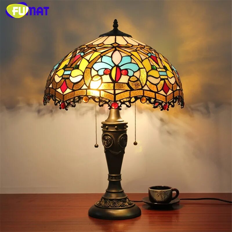 Фонарь витражный тиффани. Светильник над столом. Стеклянный абажур светильника. Jakobsbyn якобсбюн абажур для подвесн светильника. Необычные настольные лампы.