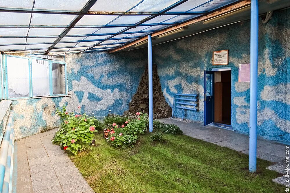 Дворик скопье. Прогулочный дворик в сизо. Прогулочный двор в ивс. Во дворе. Прогулочные дворики.