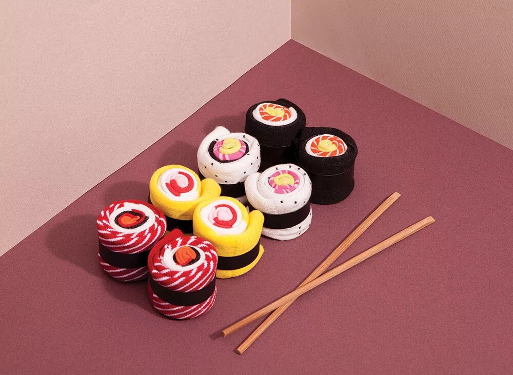 Красиво упаковать носки на новый год. Подарок из носков на 23 февраля. Красивая упаковка полотенец. Красиво упаковать полотенце. Букет из носков.